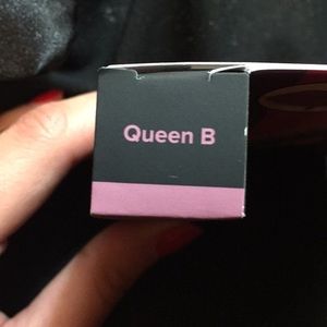 Too Faced Makeup - Too Faced Melted Matte Lipstick in Queen B Too Faced Makeup - Too Faced Melted Matte Lipstick in Queen B